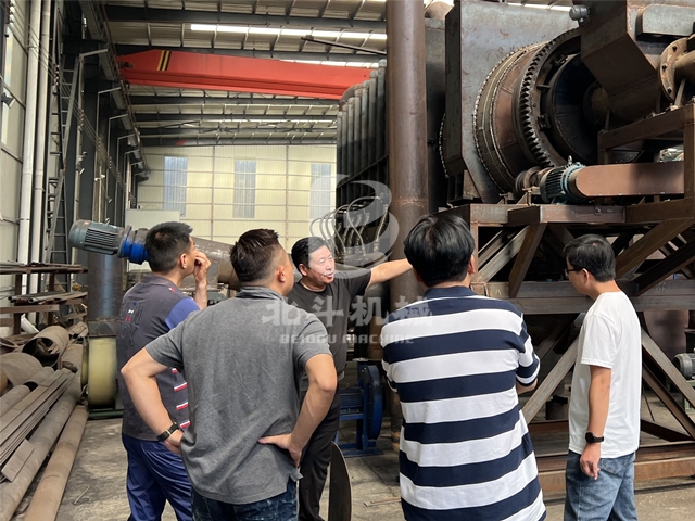 臺(tái)灣客戶(hù)訪問(wèn)北斗機(jī)械考察無(wú)煙垃圾炭化爐